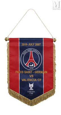 La banderole du Paris Saint-Germain est accrochée à un mur