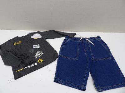 un ensemble de vêtements pour enfant posé sur une table blanche