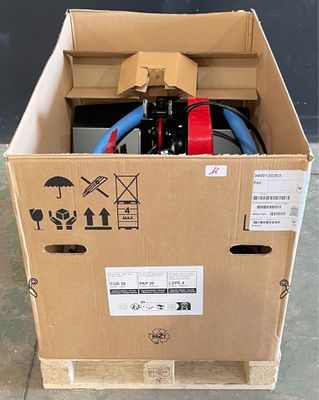 une boîte en carton contenant tout un tas d'appareils électriques