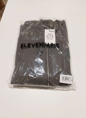 un sac de vêtements posé sur une table, muni d'une étiquette