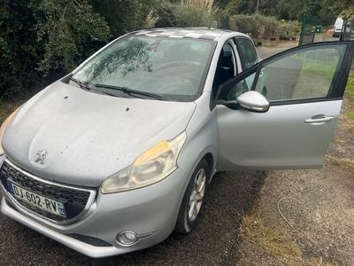 une voiture argentée garée sur le bord de la route