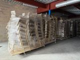 un gros tas de cartons et de palettes dans un entrepôt