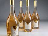 quatre bouteilles de vin sont alignées sur une table