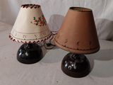 deux lampes posées sur une table
