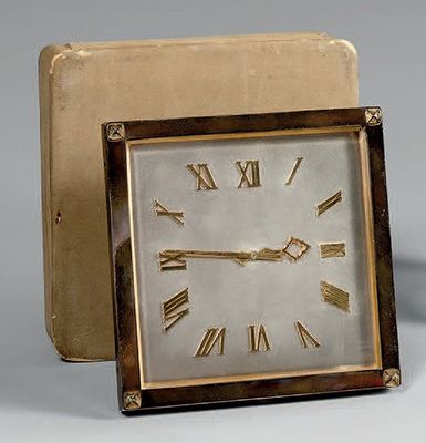 une petite horloge carrée avec des chiffres romains