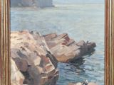 une peinture à l'huile représentant des rochers dans l'eau près d'une falaise