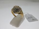 l'image d'une bague en or ornée d'un diamant noir