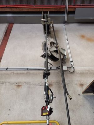 une machine posée sur le sol dans le garage