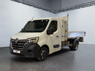 un camion blanc garé dans une pièce