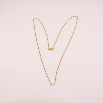 un collier en or avec un pendentif en forme de cœur sur fond blanc
