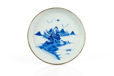 assiette en porcelaine bleue et blanche ornée d'un paysage