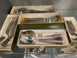 beaucoup d'argenterie dans une boîte sur une table
