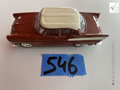 une petite voiture miniature avec un numéro sur le côté