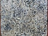 une grande œuvre d'art posée par terre