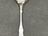 une cuillère en argent ornée d'un motif de feuille