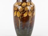 un vase avec un motif sur fond blanc