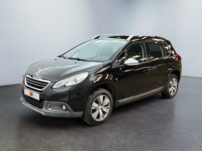 La voiture noire est garée dans une grande pièce au sol noir.