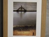 une photo d'une photo représentant un homme marchant sur la plage