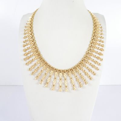 gros plan d'un collier en or sur un mannequin