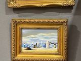 quatre tableaux encadrés accrochés au mur d'une pièce