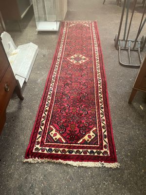 une image représentant un long tapis rouge posé sur le sol d'une pièce