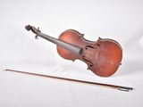 un violon posé à côté d'un archet