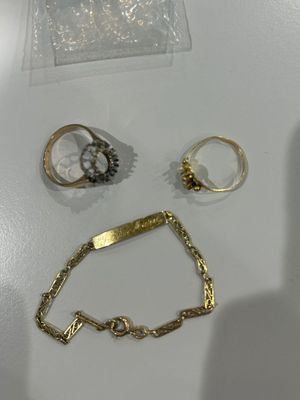 beaucoup de bagues et de bracelets différents sur la table