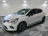 une voiture blanche garée dans un garage au sol en damier