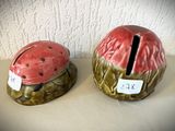 deux coccinelles en céramique posées l'une sur l'autre
