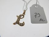 un petit collier en or orné d'une initiale en diamant