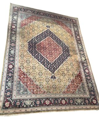 IRAN Tapis en laine polychrome à décor de semis de fleurs st…