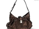 sac à main en cuir marron sur fond blanc, avec une zone de découpe pour le texte