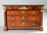 Commode en placage d'acajou ouvrant par quatre tiroirs, les …