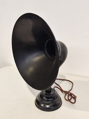 une lampe noire posée sur une table blanche