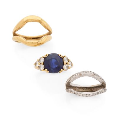 trois bagues et une bague sertie d'un saphir