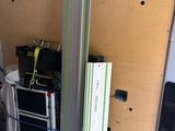 une photo d'une camionnette contenant tout un tas d'appareils électroniques