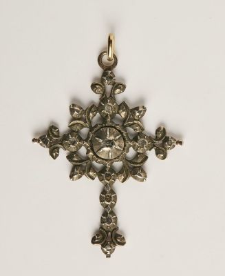 une croix en argent ornée d'un motif élaboré
