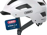un gros plan d'un casque auquel est accrochée une étiquette