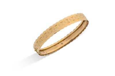 gros plan d'une bague en or sur fond blanc