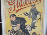 une vieille affiche représentant un homme à moto avec un chien à l'arrière