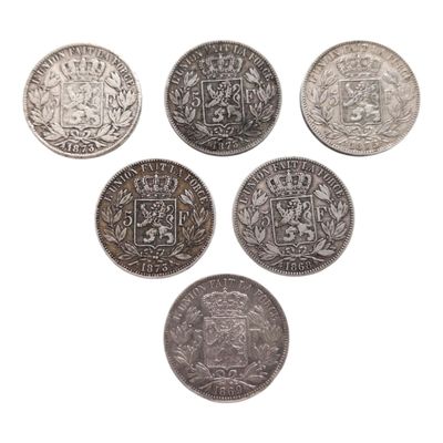 six pièces de monnaie britanniques différentes sont disposées en cercle sur un fond blanc