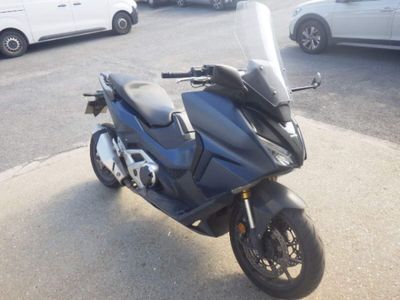 une moto garée sur le côté de la rue