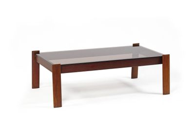 une photo d'une table basse avec un plateau en verre sur fond blanc