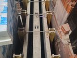 une image d'un tapis roulant dans un entrepôt