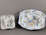 deux assiettes et une petite assiette sur la table
