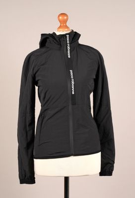 une veste noire sur un mannequin mannequin mannequin mannequin mannequin mannequin mannequin mannequin mannequin mannequin
