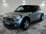 une photo d'une Mini Cooper argentée garée dans un garage