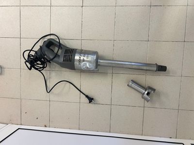 un aspirateur posé sur un plan de travail
