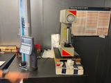 un homme qui se tient devant une machine