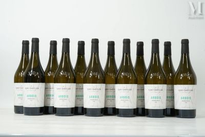 six bouteilles de vin sont alignées sur une table
